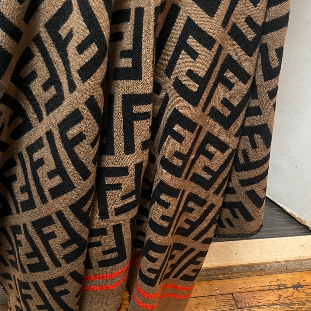 Fendi Women's Tan and Black Cape - Picture 5 of 6